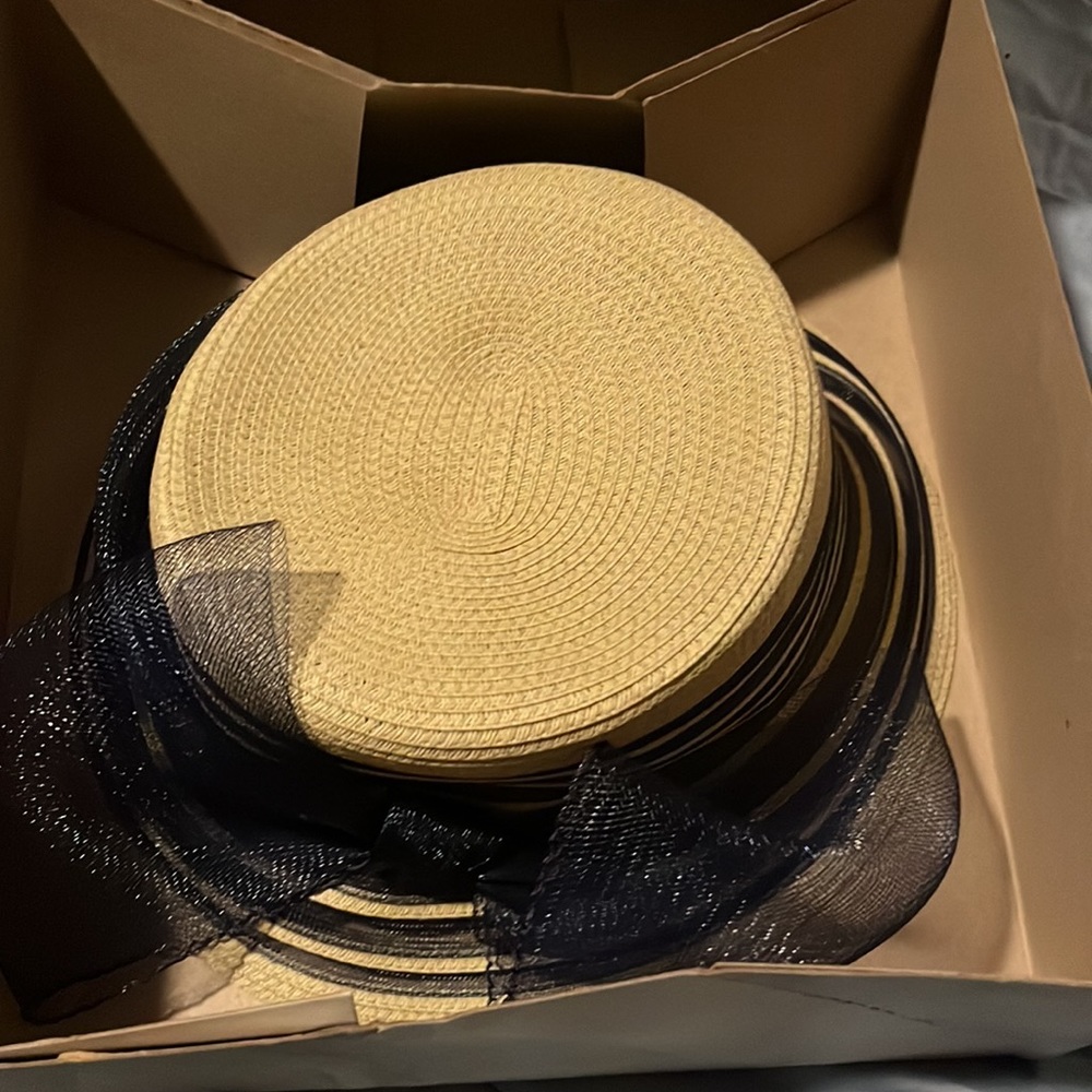 liz claiborne tan hat with navy blue lace